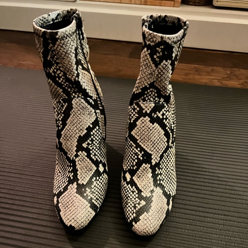 Aldo Aurellane Booties Snakeskin like brand new
